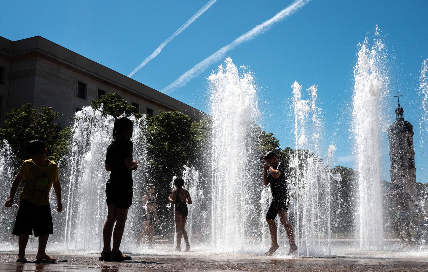 La canicule atteint des niveaux extrêmes, Bayrou reste en position de force et les municipales à Paris se précisent.