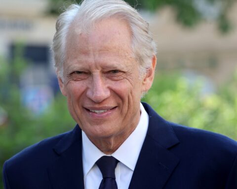 La carrière en images de Dominique de Villepin, en route vers 2027.