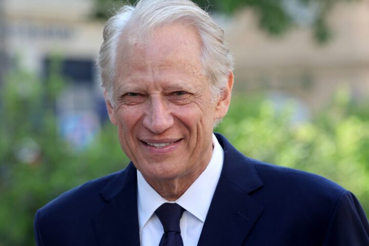 La carrière en images de Dominique de Villepin, en route vers 2027.