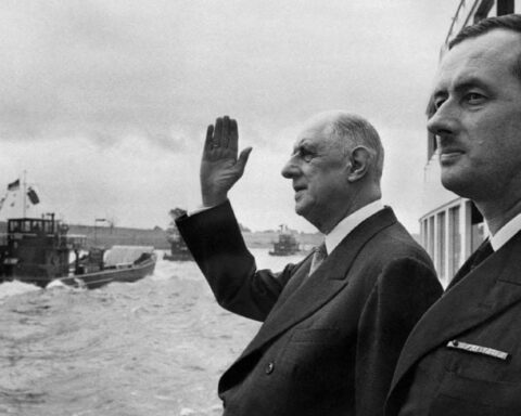 La décision de de Gaulle de supprimer le 8 mai en tant que jour férié.