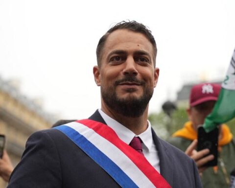 La France Insoumise désavoue publiquement Sébastien Delogu suite à ses déclarations personnelles après un voyage controversé.