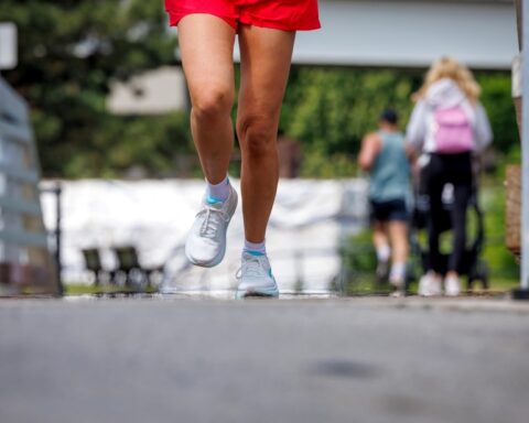 La marche de 7000 pas par jour : un atout majeur pour la santé et conseils pour prévenir les crampes musculaires.