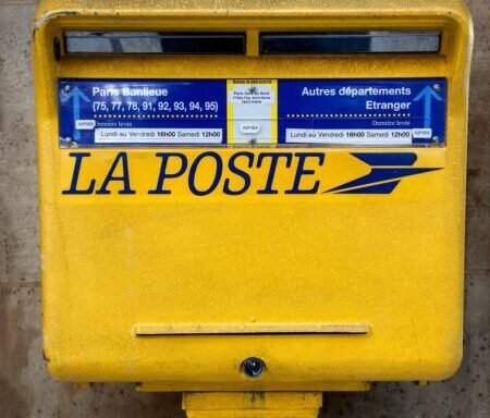 La Poste : un tarif minimum de 1,50 euro pour l'envoi d'une lettre en 2026 et des réductions de 5,5 milliards d'euros annoncées dans le budget de la santé.