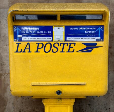 La Poste : un tarif minimum de 1,50 euro pour l'envoi d'une lettre en 2026 et des réductions de 5,5 milliards d'euros annoncées dans le budget de la santé.