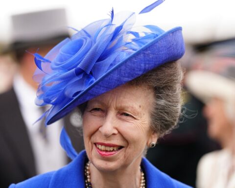 La princesse Anne du Royaume-Uni reçoit une pièce de monnaie pour son 75e anniversaire