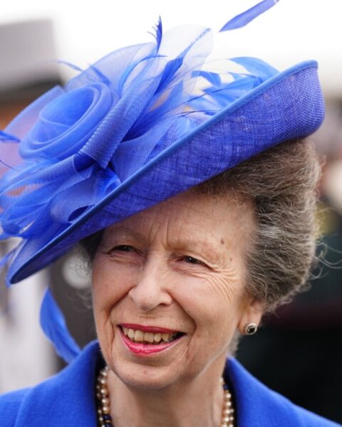 La princesse Anne du Royaume-Uni reçoit une pièce de monnaie pour son 75e anniversaire