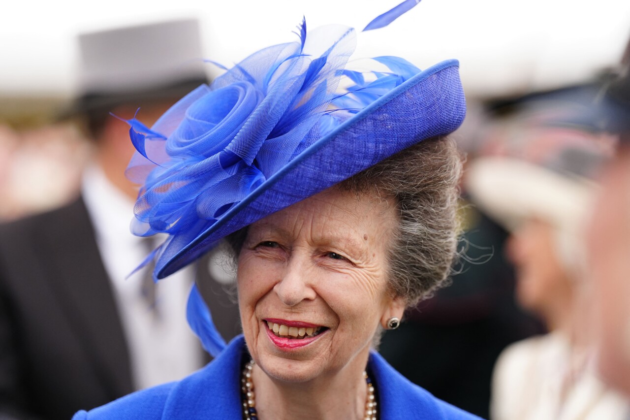 La princesse Anne du Royaume-Uni reçoit une pièce de monnaie pour son 75e anniversaire