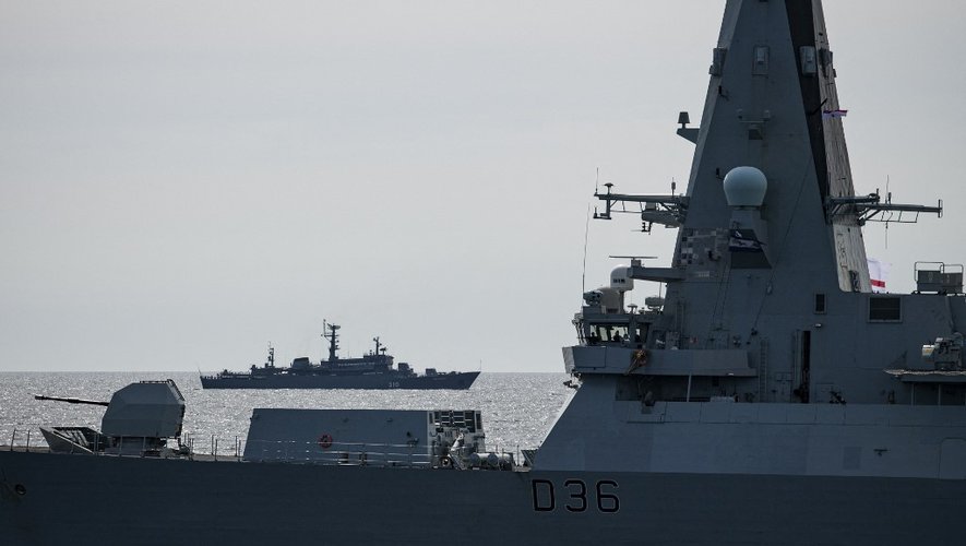 La Russie déploie 150 navires et 120 avions, mobilisant 15 000 militaires pour l'opération "Tempête de juillet" dans les mers et océans.