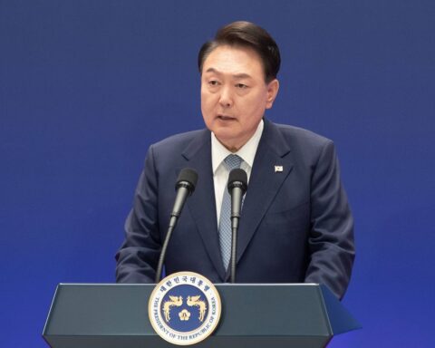 L'ancien président sud-coréen Yoon accusé d'abus de pouvoir.