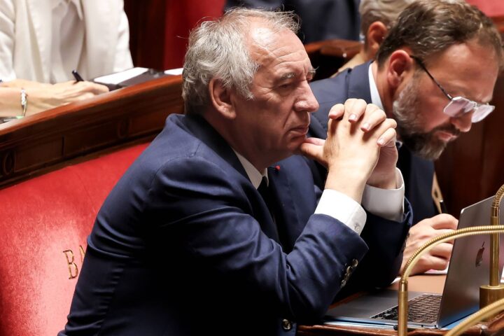 L’Assemblée nationale rejette une motion de censure déposée par les socialistes contre François Bayrou.