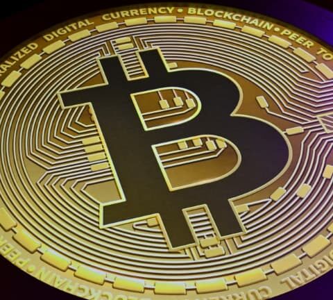 Le bitcoin se stabilise à plus de 100.000 dollars : quelles projections pour l'évolution de la cryptomonnaie dans les mois à venir ?