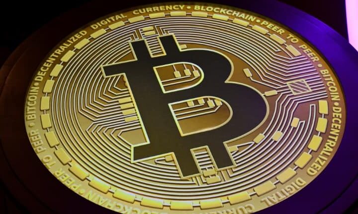 Le bitcoin se stabilise à plus de 100.000 dollars : quelles projections pour l'évolution de la cryptomonnaie dans les mois à venir ?