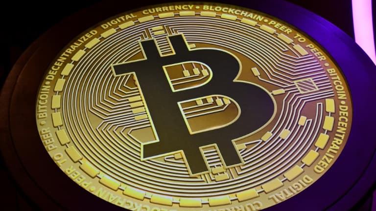 Le bitcoin se stabilise à plus de 100.000 dollars : quelles projections pour l'évolution de la cryptomonnaie dans les mois à venir ?