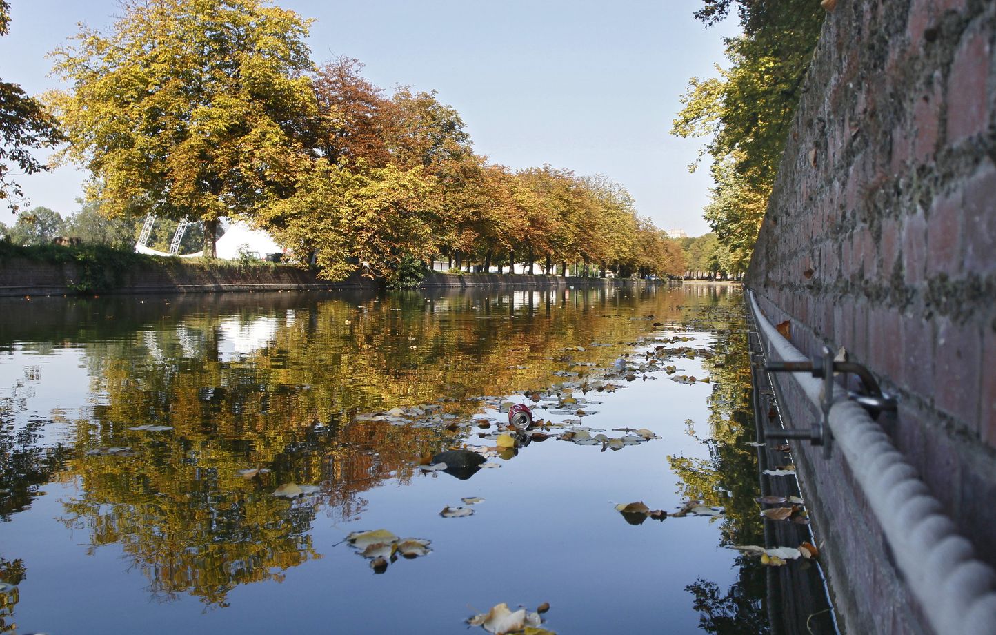 Le candidat écologiste à la mairie de Lille s'est immergé dans la Deûle.