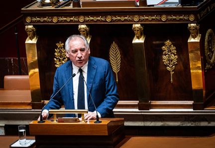 "Le conclave sur les retraites : la gauche ne parvient pas à censurer le gouvernement de François Bayrou en raison de l'absence de soutien du Rassemblement national."