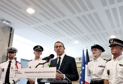 Le gouvernement présentera à la rentrée un projet de loi visant à interdire la détention et l'utilisation de mortiers, annonce Bruno Ret.