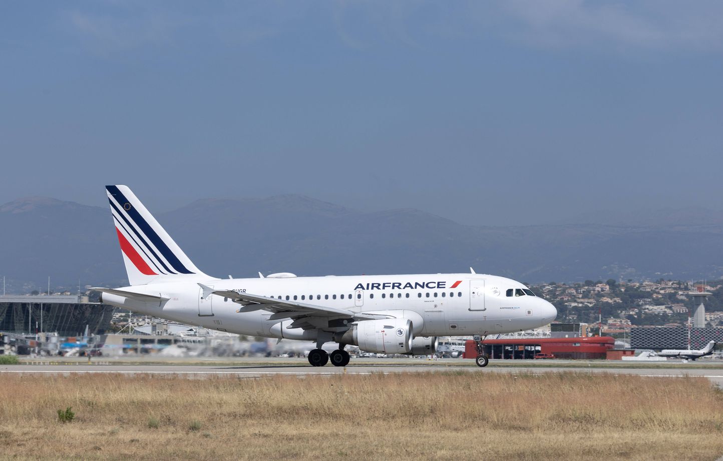 Le ministre des transports propose de mettre fin à la taxation du secteur aérien