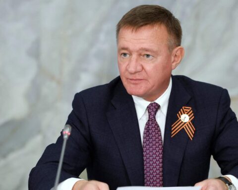 Le ministre russe des Transports, Roman Starovoitov, se suicide quelques heures après son licenciement par Poutine : une tragédie entourée de mystère.