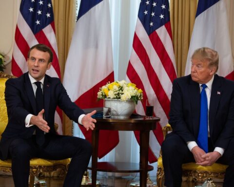 Le Parti Socialiste appelle Macron à rassembler les dirigeants des partis pour faire face aux taxes imposées par Trump.