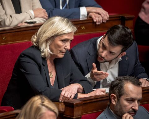 Le RN s'engage à destituer Bayrou s'il « vole de l'argent aux citoyens »