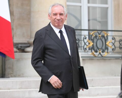 Les congés de Bayrou et de ses ministres représentés sur une carte.