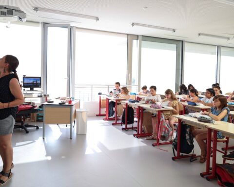 Les vagues de chaleur mettent à mal les écoles, tandis que l'État retarde les rénovations nécessaires.