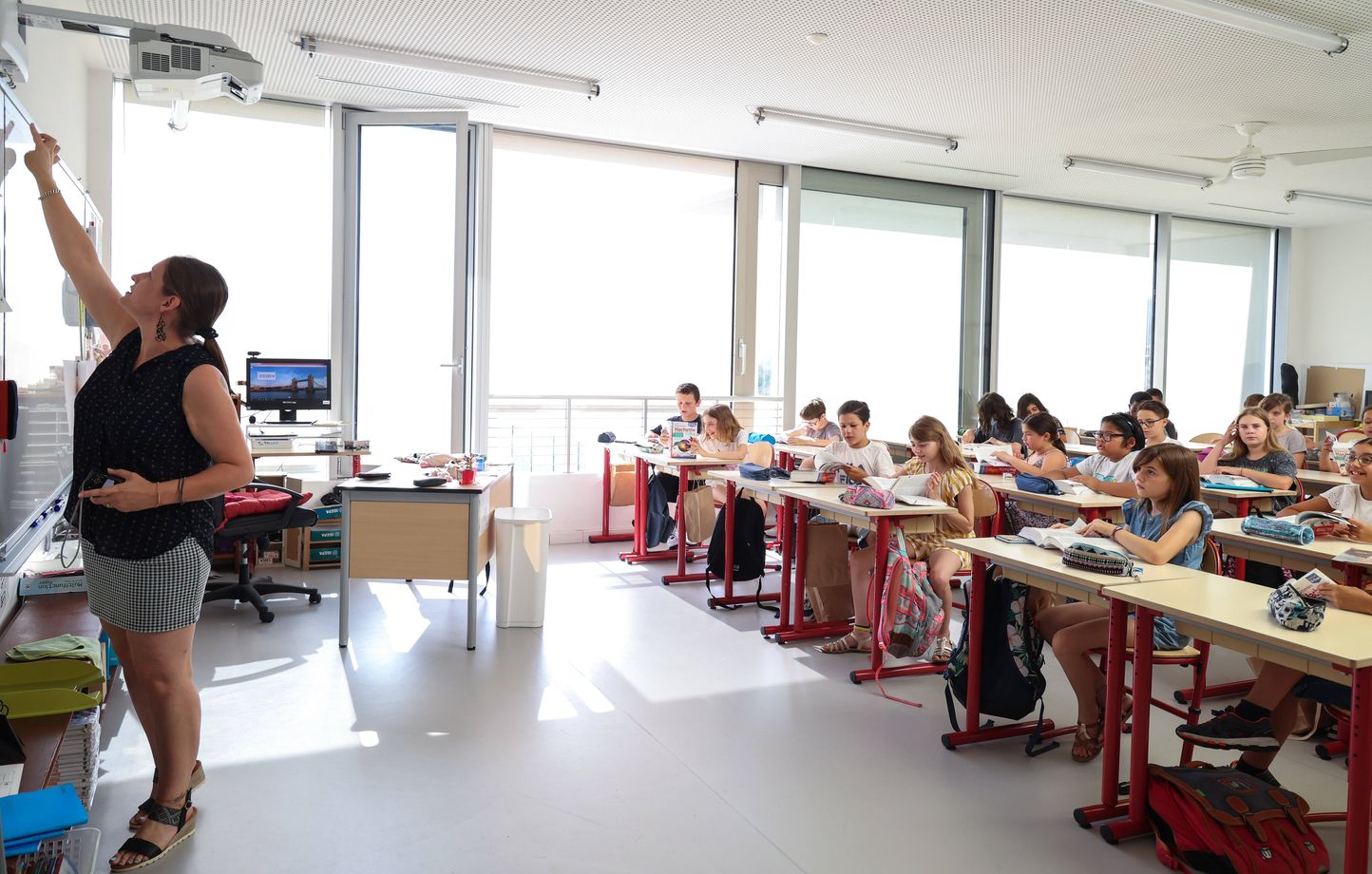 Les vagues de chaleur mettent à mal les écoles, tandis que l'État retarde les rénovations nécessaires.