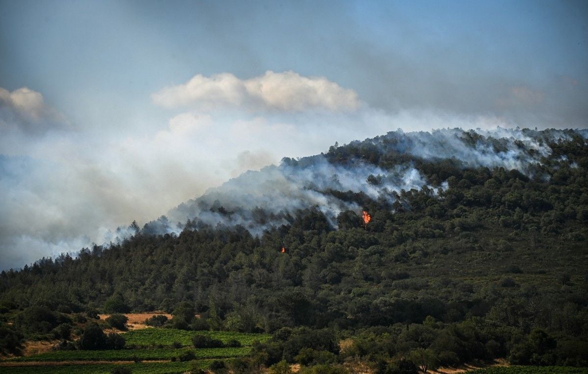 L'incendie géant dans l'Aude capture l'attention avec des images spectaculaires