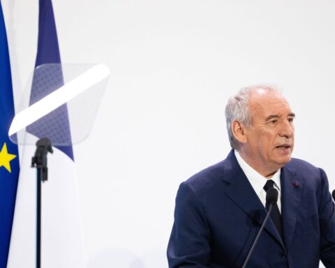 L'opposition critique le budget 2026 et exige la démission de Bayrou.