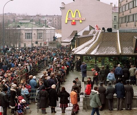 L'ouverture du premier McDonald's soviétique à Moscou en 1990