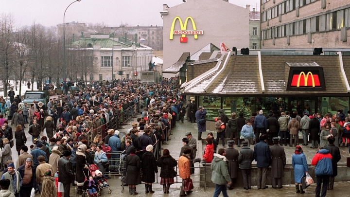 L'ouverture du premier McDonald's soviétique à Moscou en 1990