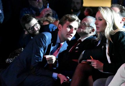 "Nicolas, responsable financier, dépose la marque 'Frontières' à l'Inpi pour assurer sa protection".