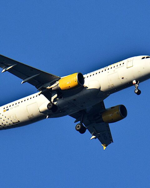 Paris critique un ministre espagnol concernant l'affaire des adolescents juifs de Vueling.