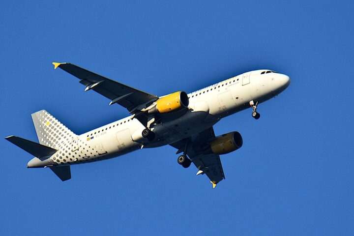 Paris critique un ministre espagnol concernant l'affaire des adolescents juifs de Vueling.