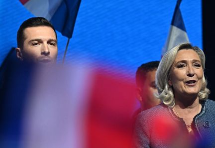 Perquisitions à Paris et enquête européenne : les affaires judiciaires qui affectent le Rassemblement National et Marine Le Pen.