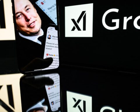 Plus de 250 cryptomonnaies évoquant Hitler ont été créées suite à une erreur de Grok sur X.