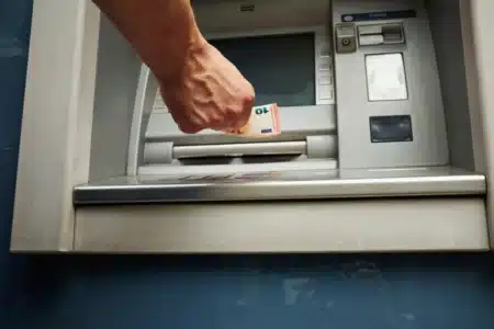 Quelles sont les nouvelles règles pour les distributeurs de billets ? Mastercard doit rembourser des millions d’utilisateurs suite à des changements réglementaires.
