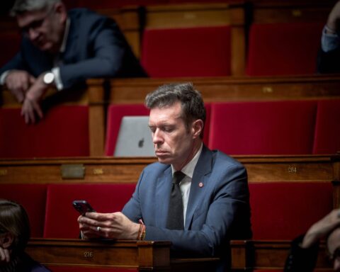 Trois députés annoncent leur démission suite à leur déclaration d'inéligibilité.