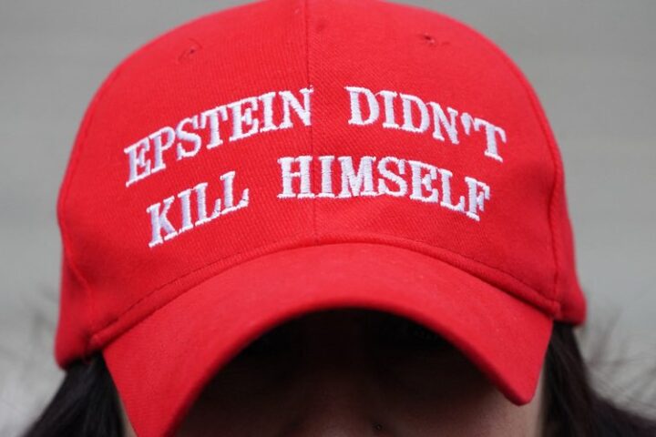 Trump confronté à l'affaire Epstein : "Les Américains exigent des réponses de Donald..." L'évolution du soutien au sein du clan MAGA.