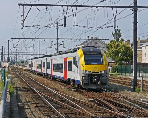 Un contrôleur de train belge face à des poursuites pour avoir salué un passager avec un « bonjour »