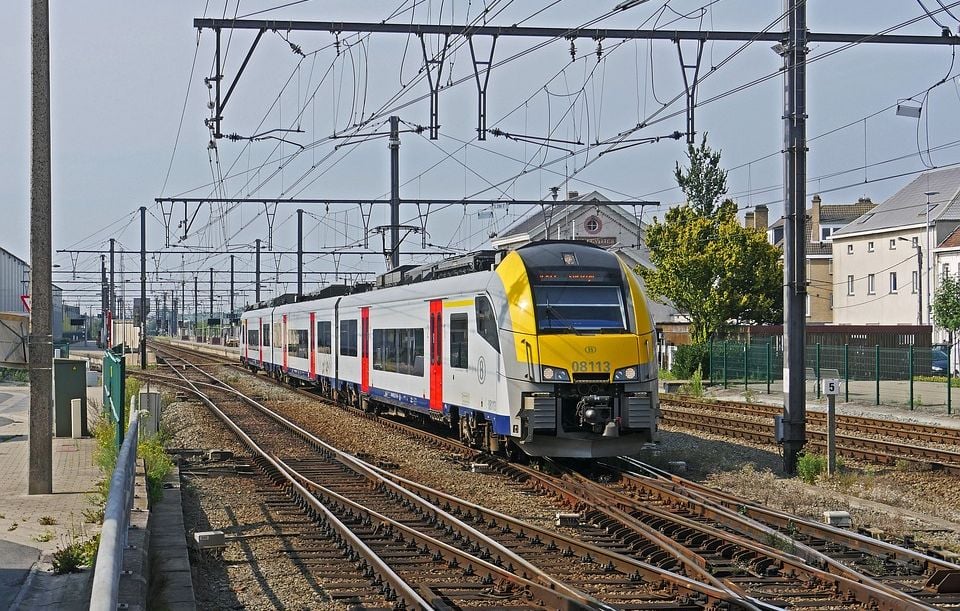 Un contrôleur de train belge face à des poursuites pour avoir salué un passager avec un « bonjour »