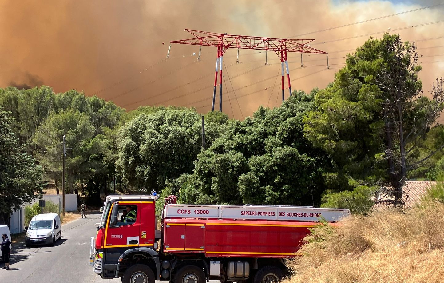 Un incendie se propage près de Marseille, la population invitée à rester confiner