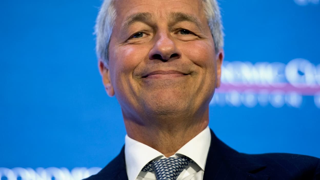 "Une fraude, du blanchiment et des actifs risqués : les grands banquiers mondiaux, à l'instar de Jamie Dimon, réévaluent leurs stratégies face aux défis actuels."