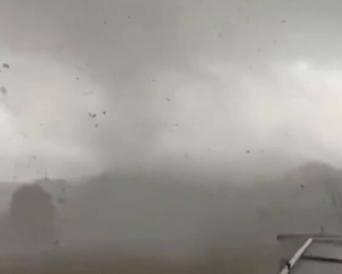 Une supercellule orageuse déclenche une tornade spectaculaire à Tours