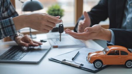 Voiture : un coût annuel de 305 milliards d'euros pour la société française, tandis que le seuil de richesse en France est redéfini.