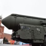 Moscou abandonne le moratoire sur les missiles à portée intermédiaire, relançant les craintes d'une course aux armements