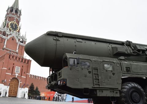 Moscou abandonne le moratoire sur les missiles à portée intermédiaire, relançant les craintes d'une course aux armements