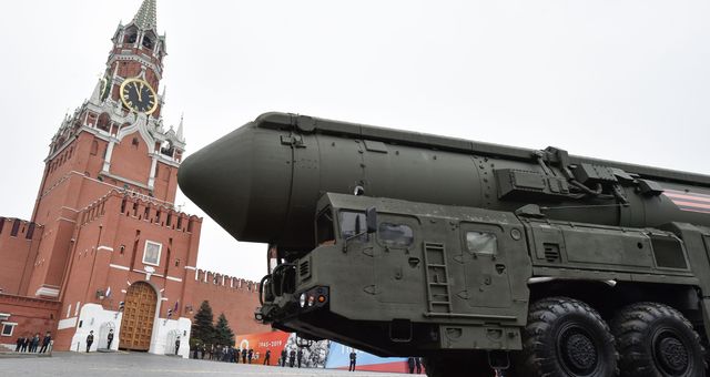 Moscou abandonne le moratoire sur les missiles à portée intermédiaire, relançant les craintes d'une course aux armements