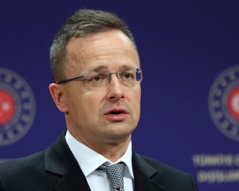 Szijjártó accuse l’Ukraine d’inaction après la mort d’un conscrit d’origine hongroise
