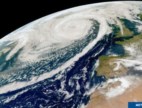 Alerte aux vagues sur la façade atlantique en raison de la houle générée par l'ouragan Erin